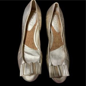 DKNY slip on metallic leather gold shoes sz 10